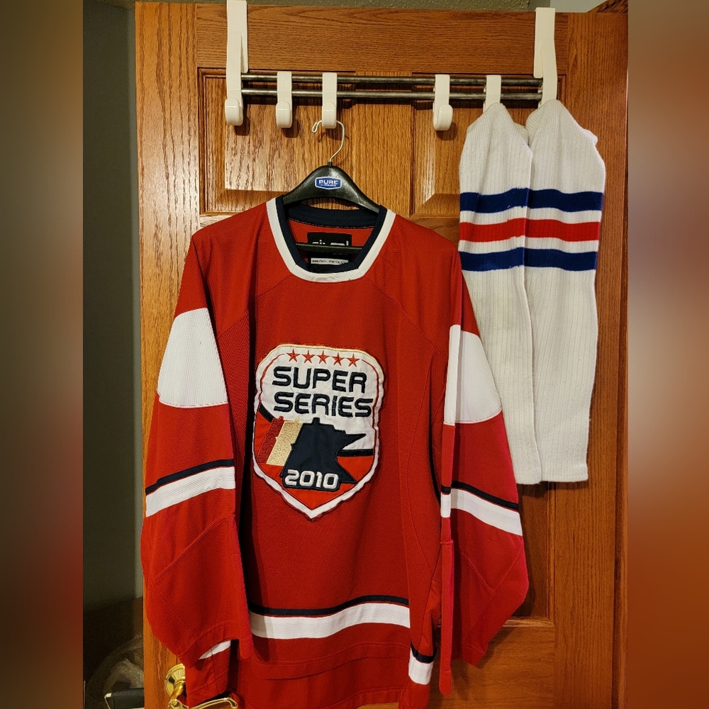 MINNESOTA Red Super Series 2010 Men's JERSEY With Matching Socks